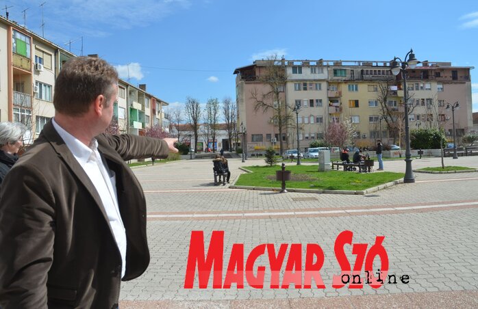 Talán eljön az ideje annak is, hogy Herczeg Ferenc író szobrát felállítják a színház előtti téren, a város szívében. Vitt Sándor azt a helyet mutatja, ahova a szobrot megálmodták. Talán eljön az ideje annak is, hogy Herczeg Ferenc író szobrát felállítják a színház előtti téren, a város szívében. Vitt Sándor azt a helyet mutatja, ahova a szobrot megálmodták.