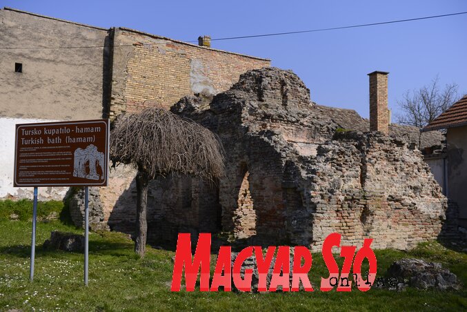 A bácsi törökfürdő 1677 óta áll elhagyatottan (Fotó: Molnár Edvárd) A bácsi törökfürdő 1677 óta áll elhagyatottan (Fotó: Molnár Edvárd)