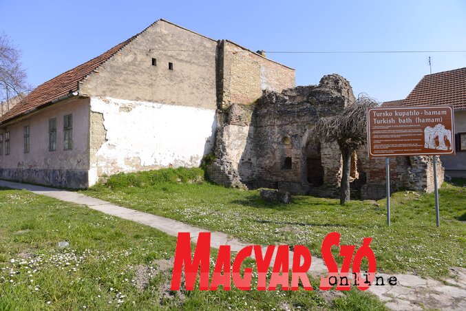 Lehetséges, hogy a fürdő a szomszédos ház alatt folytatódik (Fotó: Molnár Edvárd) Lehetséges, hogy a fürdő a szomszédos ház alatt folytatódik (Fotó: Molnár Edvárd)