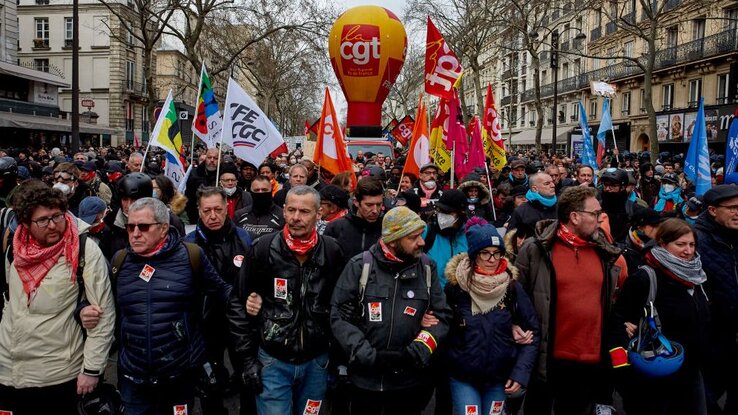 A múlt héten több francia városban is egymást követték a demonstrációk és a sztrájkok a nyugdíjkorhatár felemelése ellen (Fotó: Getty Images) A múlt héten több francia városban is egymást követték a demonstrációk és a sztrájkok a nyugdíjkorhatár felemelése ellen (Fotó: Getty Images)