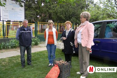 Az ajándékot Kinka Erzsébet alpolgármester és Szilágyi Edit, a községi képviselő-testület alelnöke adta át Almási Gizella szülőnek és Boja Andrásnak (Fotó: Fehér Rózsa)