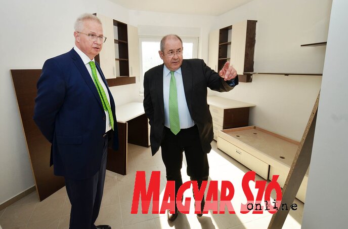 Trócsányi László Pásztor Istvánnal Újvidéken megtekintette a befejezés előtt álló Európa Kollégiumot is (Fotó: Ótos András) Trócsányi László Pásztor Istvánnal Újvidéken megtekintette a befejezés előtt álló Európa Kollégiumot is (Fotó: Ótos András)