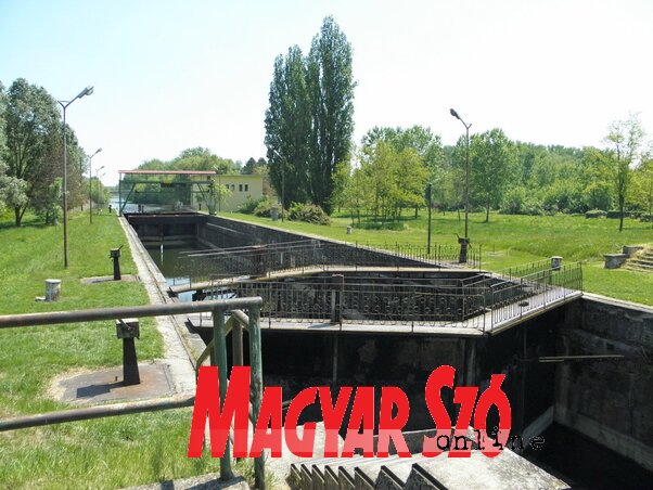 A világ első beton hajózsilipje Bezdánnál (Fotó: Fekete J. József) A világ első beton hajózsilipje Bezdánnál (Fotó: Fekete J. József)