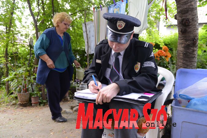 A helyszínen jegyzőkönyv készül (Fotó: Molnár Edvárd) A helyszínen jegyzőkönyv készül (Fotó: Molnár Edvárd)
