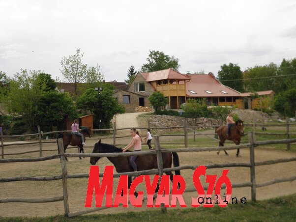 Lovagló lányok – háttérben a közösségi parasztház (Fotó: Csincsik Zsolt) Lovagló lányok – háttérben a közösségi parasztház (Fotó: Csincsik Zsolt)