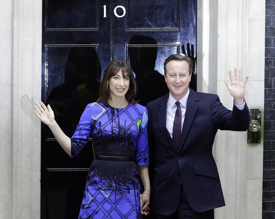 David Cameron és felesége, Samantha a Downing Street-i kormányfői rezidencia előtt üdvözli az egybegyűlteket (Fotó: Beta/AP)