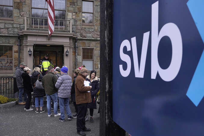 Pénzükért aggódó ügyfelek sorakoznak a Silicon Valley Bank egyik bankfiókja előtt (Fotó: Beta/AP)
