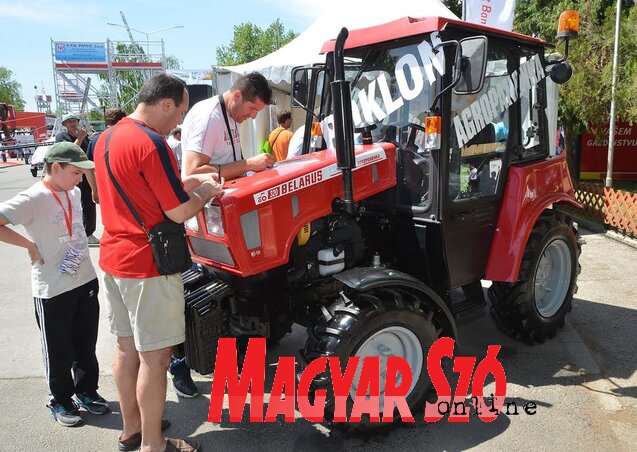 Az idei vásár főnyereménye a képen látható Belarus 320-as jelzésű traktor. A sorsolásra csütörtökön kerül sor, a gépet pedig a vásár utolsó napján, pénteken adja át a vásár képviselete, ünnepélyes keretek között. A széles körben használható jármű harminchat lóerős, és az Agropanonka MTZ Finke cég ajánlotta fel.  (Fotó: Ótos András)