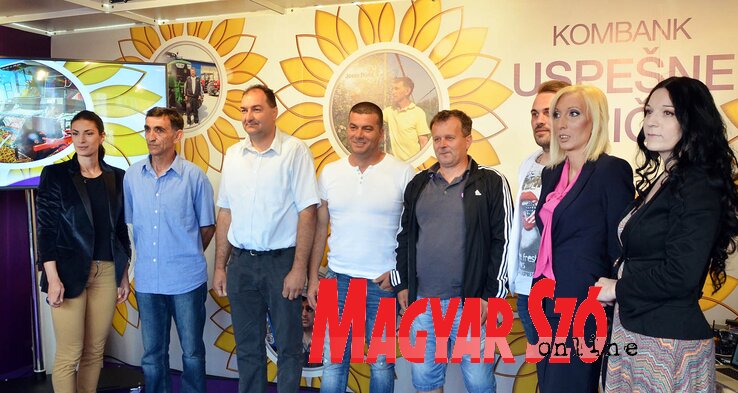 A legnagyobb mezőgazdász-hitelezőit jutalmazta meg tegnap a Komercijalna Banka, az Újvidéki mezőgazdasági vásáron. A hat gazdát jutalomként Hannoverbe utaztatja a pénzintézet, hogy új tapasztalatokra tegyenek szert a világ egyik legnagyobb mezőgazdasági kiállításán. A hat díjazott között található a kúlai Jovan Stokuća, a verseci Goran Agbaba, a sremska mitrovicai Nemanja Parmaković, a szerbittabéi Goran Arsić, a čačaki Slađan Štavljanin és a verseci Jovan Dodić. A pénzintézet 2008-óta vállal aktív részt a mezőgazdászok támogatásában és az idén is különböző kedvezményes ajánlatokkal várja az érdeklődő gazdákat. (Fotó: Ótos András)