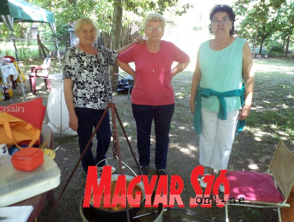 A helybeli Motsch Mária, Szél Margit és Kárász Erzsébet disznópörköltet főztek A helybeli Motsch Mária, Szél Margit és Kárász Erzsébet disznópörköltet főztek