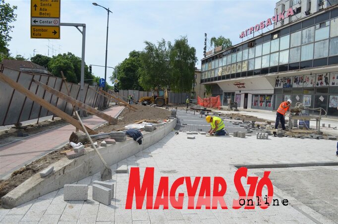 Az épülő tér Topolyán Az épülő tér Topolyán