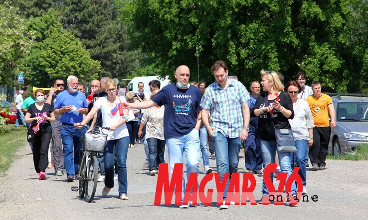 Nagy a bűz, kevés a tiltakozó (Fotó: Fekete J. József) Nagy a bűz, kevés a tiltakozó (Fotó: Fekete J. József)