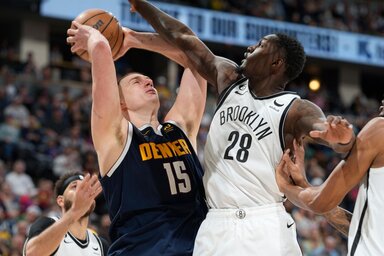 Jokić minden egyes támadásnál kiemelt figyelmet kapott a brooklyniaktól… (Fotó: AP)