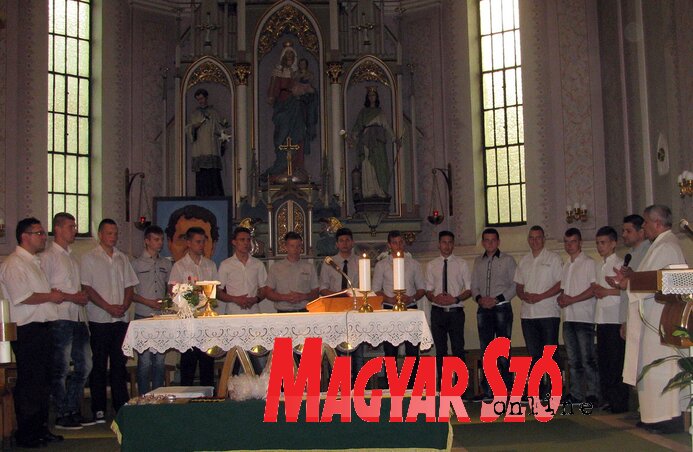 Fájó, de reményteli búcsú – a muzslyai Emmausz fiúkollégium 13 ballagója Kalapis Stojan atyával és nevelőtanáraikkal (Fotó: Kecskés István) Fájó, de reményteli búcsú – a muzslyai Emmausz fiúkollégium 13 ballagója Kalapis Stojan atyával és nevelőtanáraikkal (Fotó: Kecskés István)