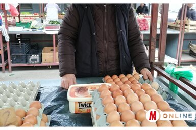 Dognár Éva szerint a piacon nagy kereslet tapasztalható a tojás iránt (Tóth Péter felvétele)
