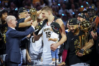 Jokić (és kislánya, Ognjena) átveszi Adam Silver NBA-vezértől a döntő MVP-jének járó Bill Russell-trófeát, mellette Murray a bajnoknak járó Larry O’Brien-trófeával (Fotó: Beta/AP)