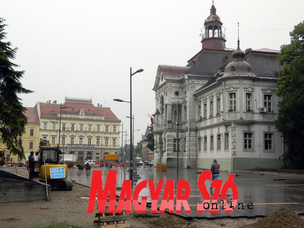 A főutca után márványlapokkal borítják be a főteret is (Fotó: Kecskés István)
