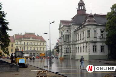 A főutca után márványlapokkal borítják be a főteret is (Fotó: Kecskés István)