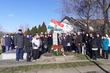 Az idei bajsai megemlékezésen jelen levők csoportképe