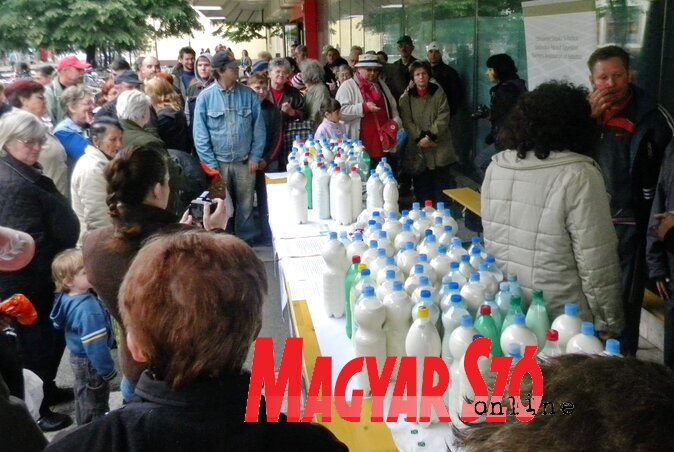 Topolyán kb. 350 liter tejet osztottak ki a lakosok között (Fotó: Benedek Miklós)