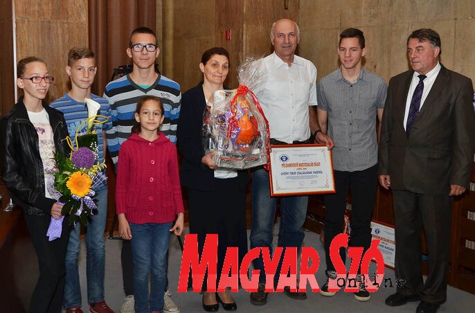 A padéi Győrfi család a példamutató nagycsaládoknak járó díjban részesült (Fotó: Ótos András) A padéi Győrfi család a példamutató nagycsaládoknak járó díjban részesült (Fotó: Ótos András)