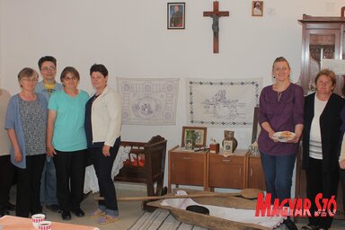 A májusi, nezsényi kiállítás szervezőbizottsága a kiállított tárgyakkal  a háttérben