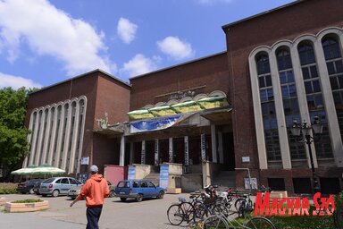 A Jadran épületének homlokzatán is folytatódnak a munkálatok (Fotó: Molnár Edvárd)