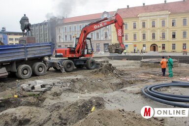 A város főtere, háttérben a színház épülete (Fotó: Kecskés István)