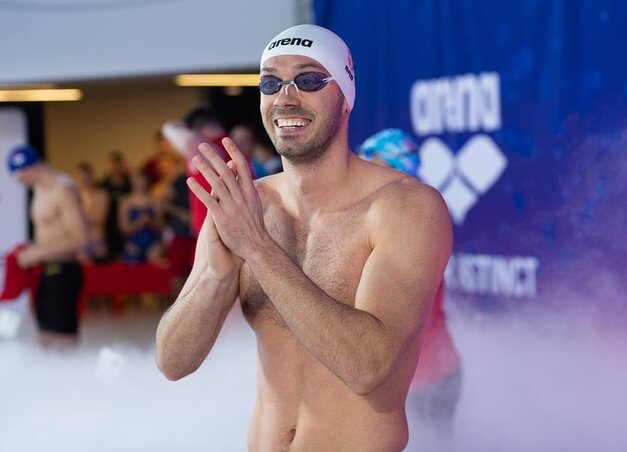 Szilágyi verseny előtti rituáléja a búcsúfutam előtt sem maradhatott el: utoljára tapsolt aktív úszóként (Fotó: Szerbiai Úszószövetség)