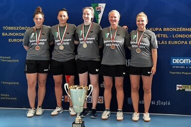 A Budaörs bajnokcsapata, balról Makszuti Anetta