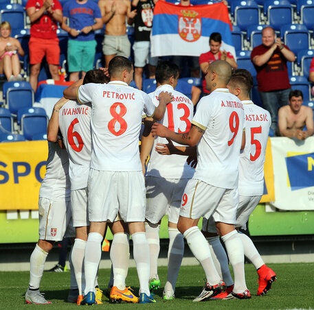 A szerbiai csapat gólt ünnepel (Fotó: Beta/AP)
