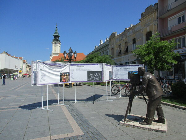 Színház a filmen, film a színházban – a Népszínház standja stílszerűen a filmes Bosnyák Ernő szobra előtt Színház a filmen, film a színházban – a Népszínház standja stílszerűen a filmes Bosnyák Ernő szobra előtt