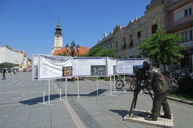 Színház a filmen, film a színházban – a Népszínház standja stílszerűen a filmes Bosnyák Ernő szobra előtt