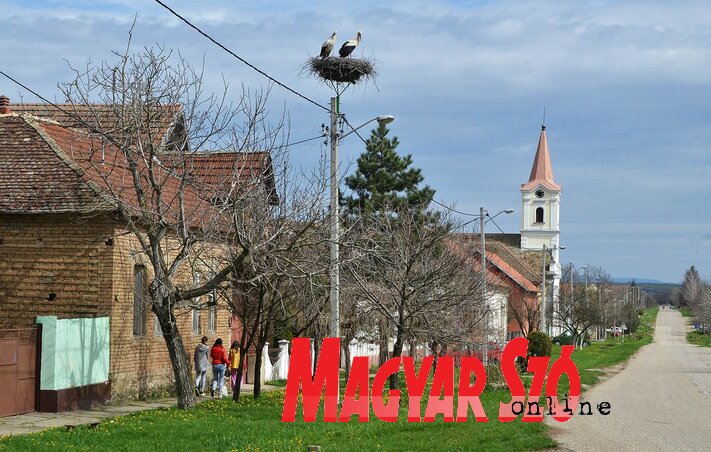 Csaknem száz magyar nemzetiségű lakosa van a falunak az 1200-ból, ám ezek túlnyomó többsége nem magyar ajkú (Fotó: Ótos András) Csaknem száz magyar nemzetiségű lakosa van a falunak az 1200-ból, ám ezek túlnyomó többsége nem magyar ajkú (Fotó: Ótos András)