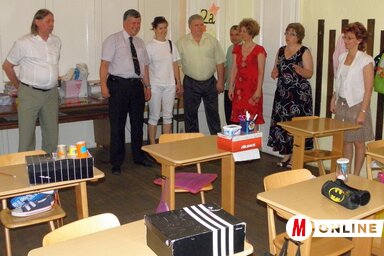 Az anyaországi küldöttség megtekintette a tantermeket az adai iskolában