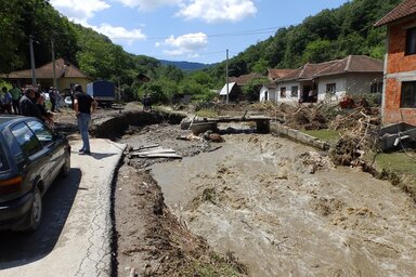 Amikor fahulladék zárja el a szűkületet, a folyó kikerüli a hidat (Fotó: blic.rs)