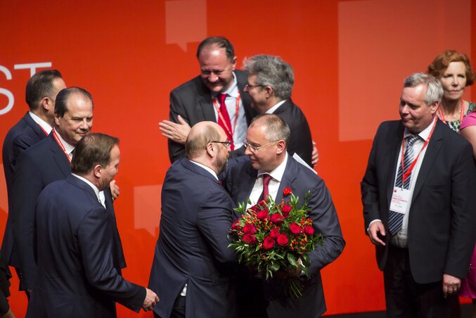 Schulz (középen balról) gratulációjával piros rózsa is járt a régi-új elnöknek (Fotó:  MTI)