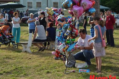 Kirakodóvásár a kultúrotthon előtt (Fotó: Lakatos János)