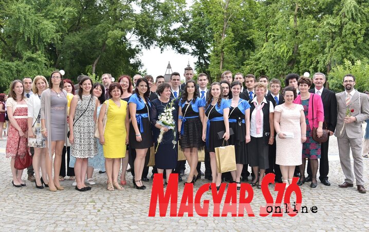 A Bolyai Tehetséggondozó Gimnázium matematika szakos végzősei tanáraikkal (Fotó: Gergely Árpád) A Bolyai Tehetséggondozó Gimnázium matematika szakos végzősei tanáraikkal (Fotó: Gergely Árpád)