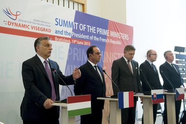 Orbán Viktor miniszterelnök, Francois Hollande francia államfő, Robert Fico szlovák kormányfő, Bohuslav Sobotka cseh miniszterelnök és Tomasz Siemoniak lengyel miniszterelnök-helyettes (Fotó: MTI)