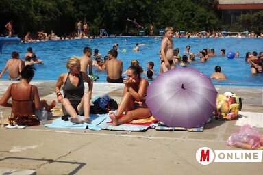 A szabadtéri uszoda főleg a fiatalok számára vonzó (Fotó: Fekete J. József)