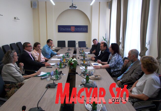 Nyilas Mihály és munkatársai az általános és középiskolák vezetőivel, valamint a helyi önkormányzat illetékeseivel folytattak megbeszéléseket (Fotó: Máriás Endre)