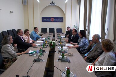 Nyilas Mihály és munkatársai az általános és középiskolák vezetőivel, valamint a helyi önkormányzat illetékeseivel folytattak megbeszéléseket (Fotó: Máriás Endre)