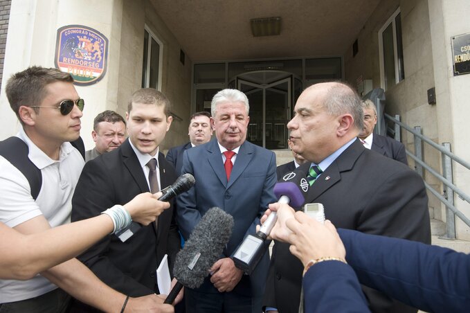 Papp Károly magyar országos rendőrfőkapitány a sajtónak nyilatkozik, mellette (b) Milorad Veljović, a szerb rendőrség igazgatója (Fotó: MTI)