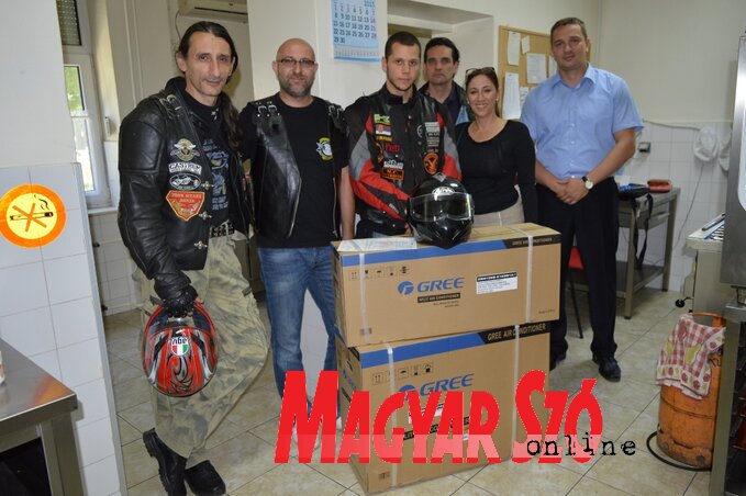 A szelíd motorosok minden találkozójuk alkalmával igyekeznek  adományokat gyűjteni (Fotó: Fekete J. József)