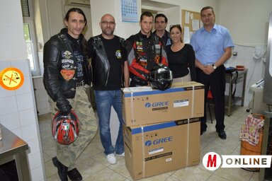 A szelíd motorosok minden találkozójuk alkalmával igyekeznek  adományokat gyűjteni (Fotó: Fekete J. József)