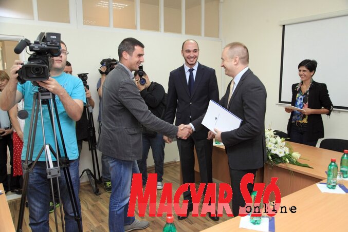 A szerződéseket Nebojša Malenković és dr. Bojan Pajtić adta át az önkormányzatok képviselőinek (Fotó: Máriás Endre)