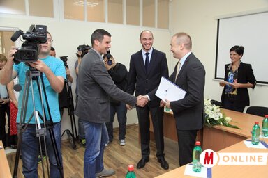 A szerződéseket Nebojša Malenković és dr. Bojan Pajtić adta át az önkormányzatok képviselőinek (Fotó: Máriás Endre)