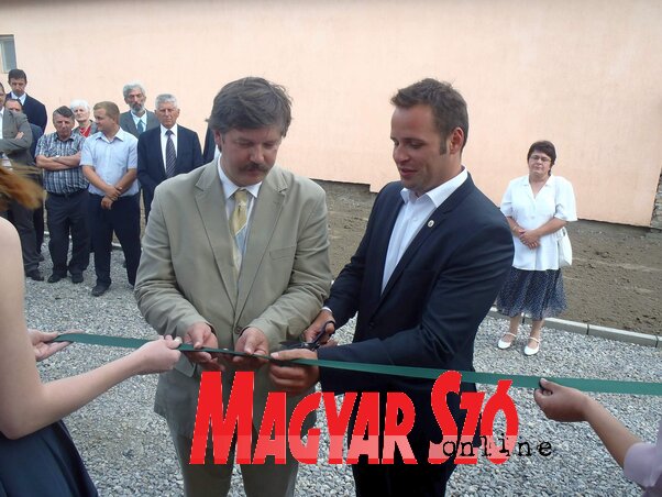 Dr. Lengyel László, a Pro Scientia Naturae Alapítvány elnöke és Gyetvai Árpád, az Emberi Erőforrások Minisztériumának politikai főtanácsadója megnyitják az innovációs iroda épületét