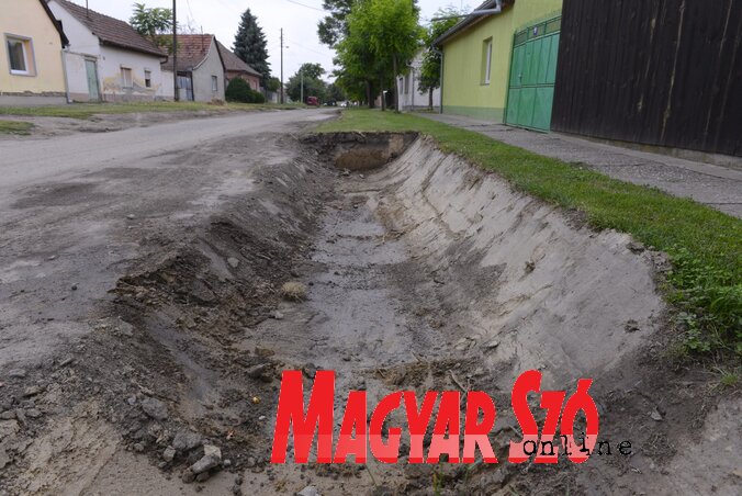 A vízelvezető árkok Újfalu helyi közösségben (Fotó: Molnár Edvárd) A vízelvezető árkok Újfalu helyi közösségben (Fotó: Molnár Edvárd)